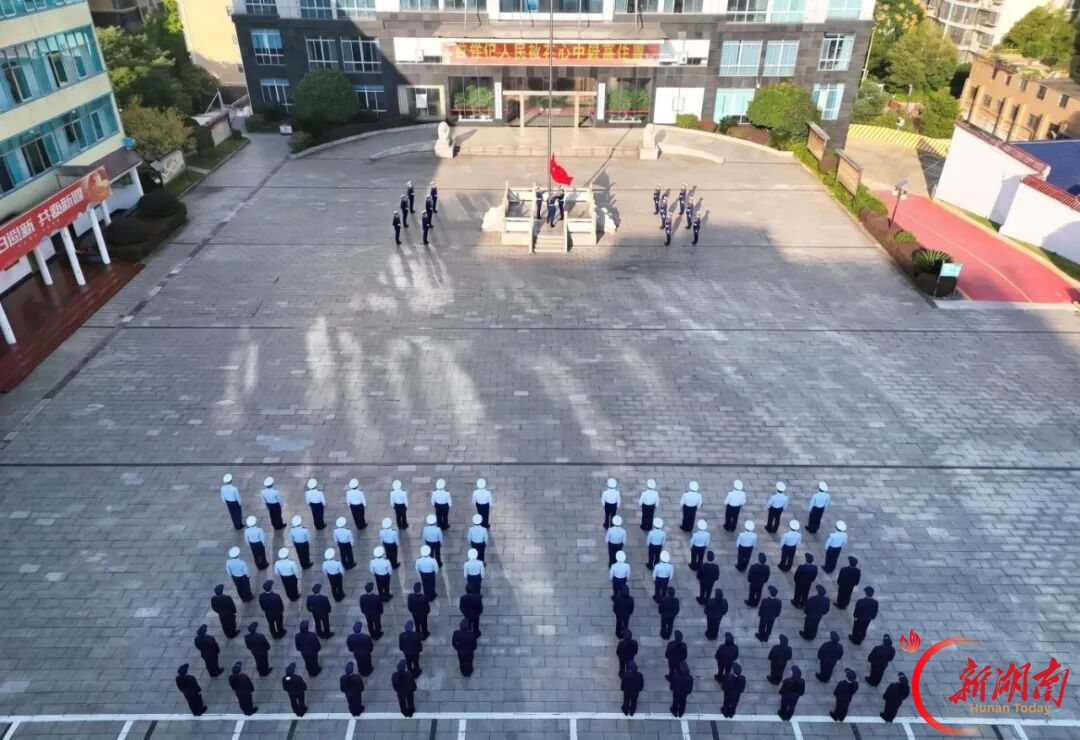 娄底市消防救援局举行国庆节后升旗仪式