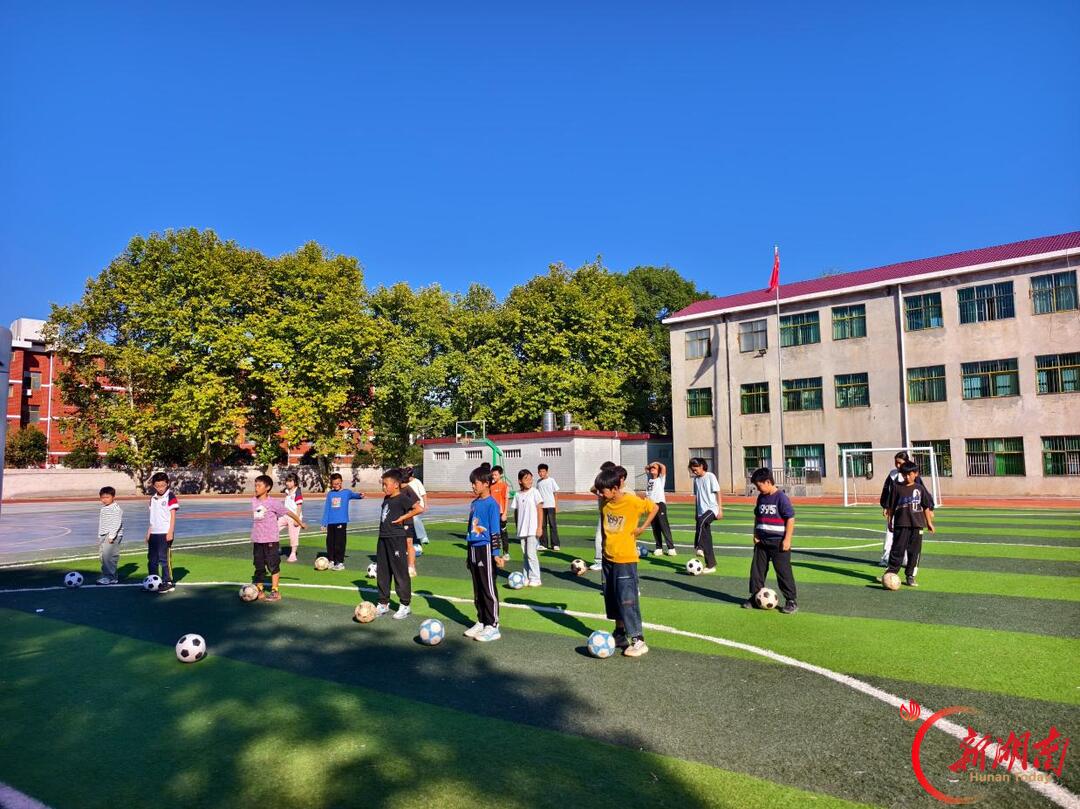 祁东县灵官镇中心小学开展足球特色兴趣班课后服务活动