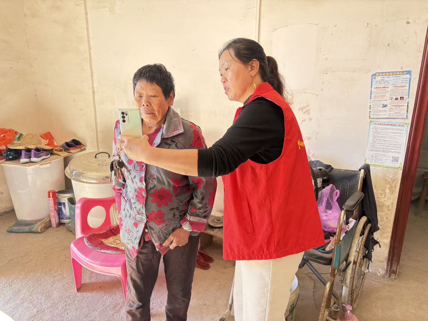 新田:把认证窗口搬到家门口 村干部上门服务高龄老人