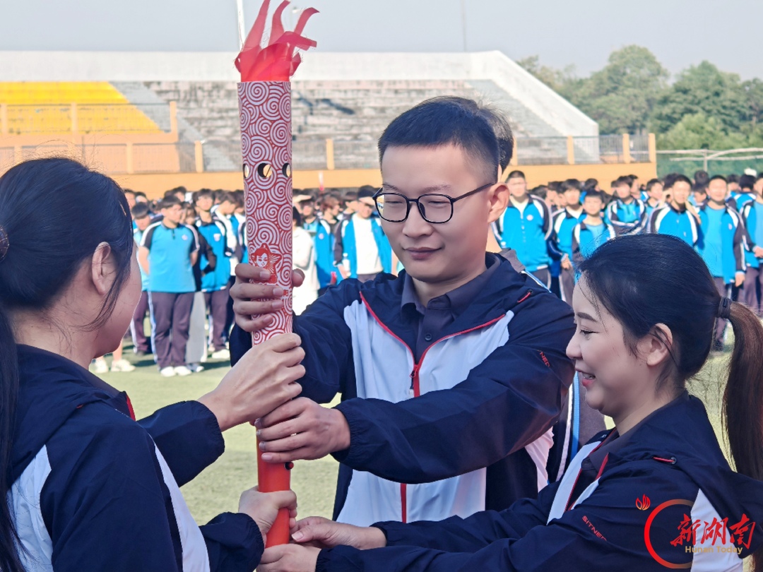 长沙市望城区职业中专第七届体育节暨"雷小锋"超级运动会火炬传递活动启幕