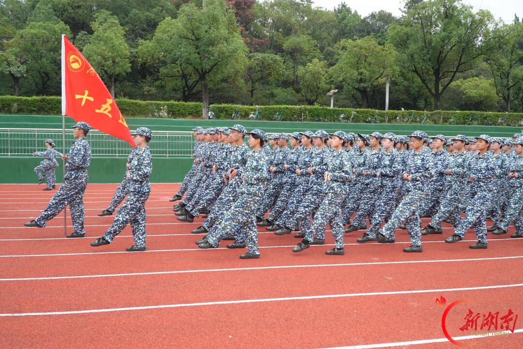 青春正步走｜踏着整齐步履，定格军训最美的青春模样