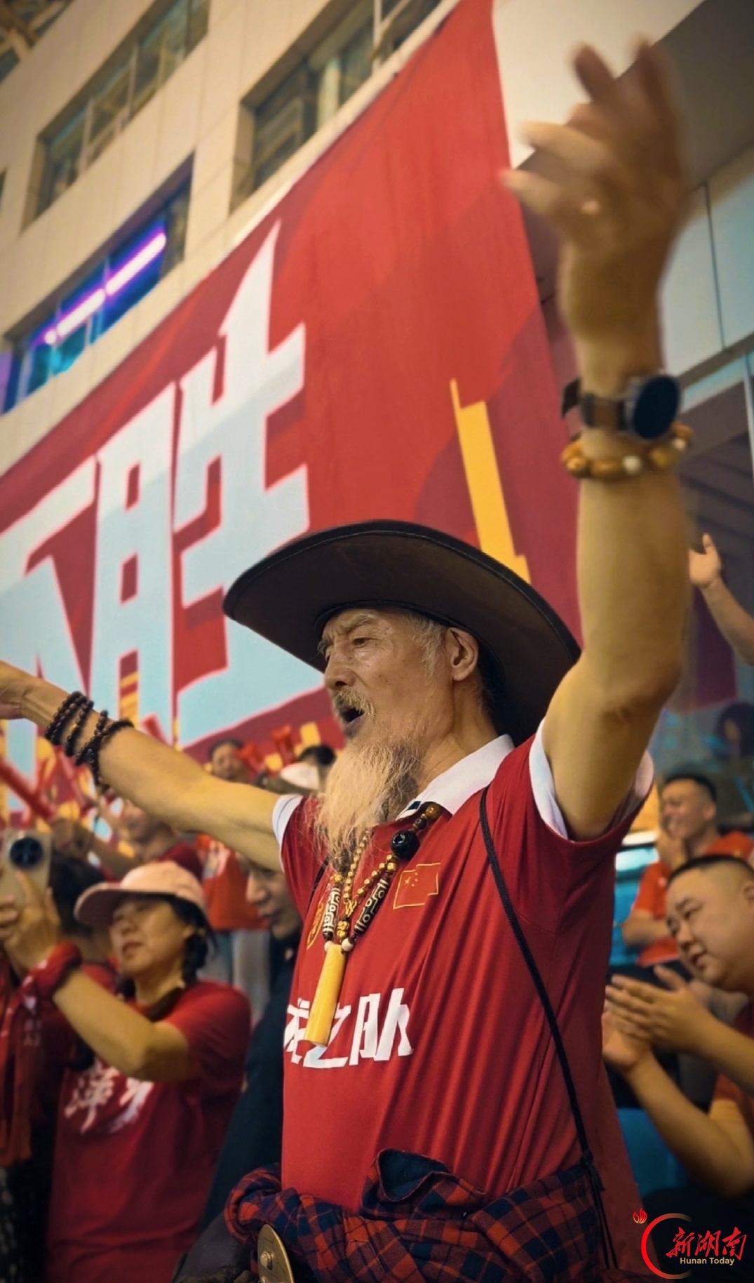 为湘超加油！74岁“球迷皇帝”罗西现身长沙贺龙体育场