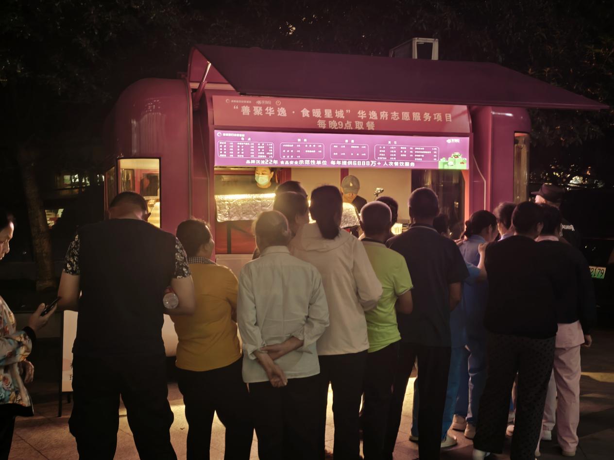 长沙一餐饮企业每日供应免费 “爱心盒饭”，温暖晚归人