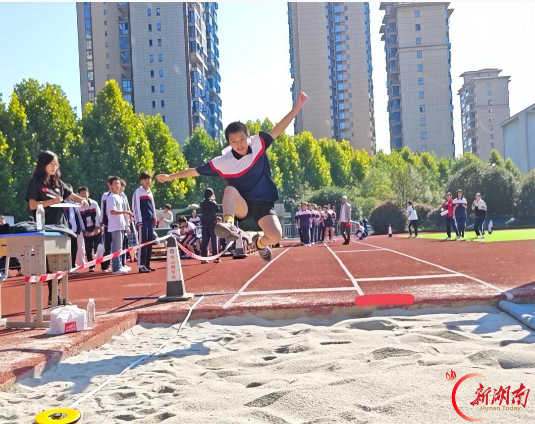 益阳市赫山区梓山湖学校举行第八届校园体育文化艺术节田径运动会