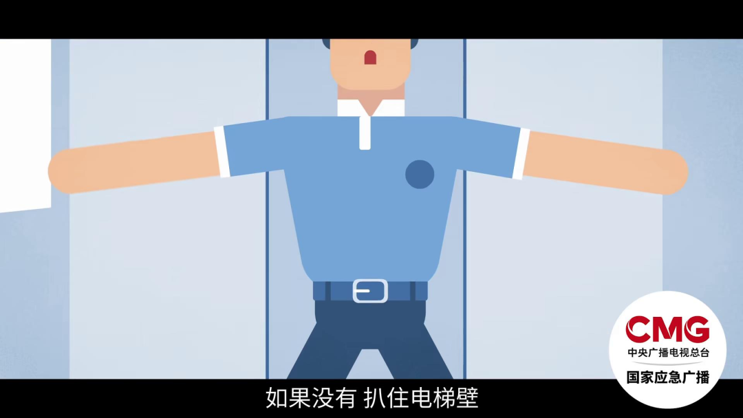 进电梯时别低头看手机,开门后看到这些情况,千万别进!