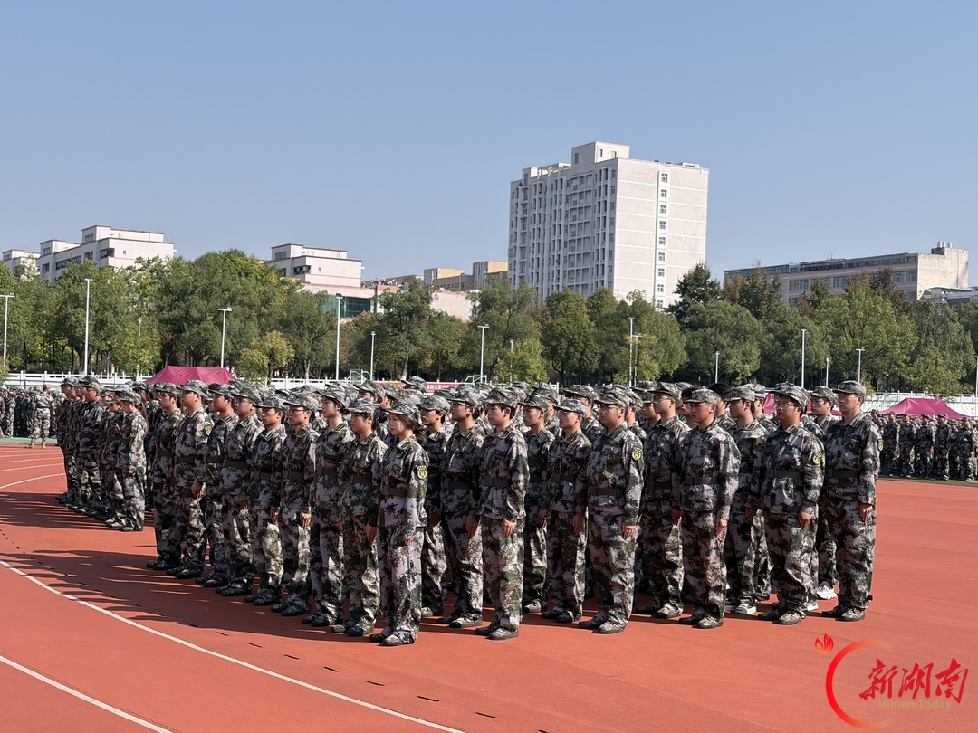青春正步走丨既有温度又有力度!这场军训,迷彩青春站上“C位”