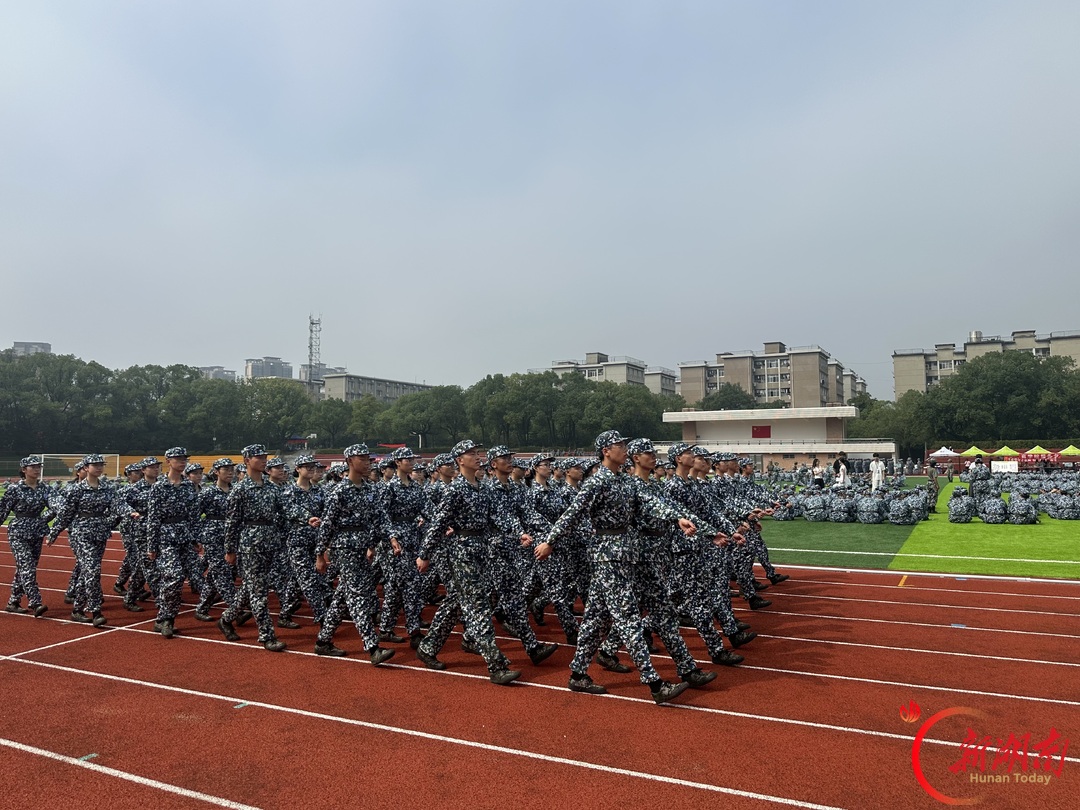 青春正步走丨以陪伴护航新生,以真诚点亮军训