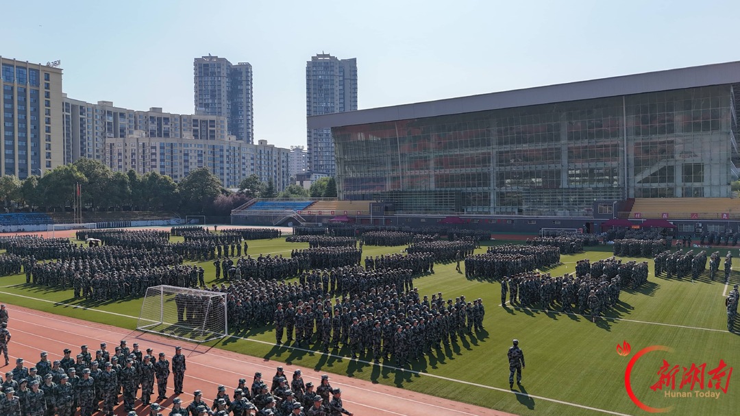 青春正步走丨既有温度又有力度!这场军训,迷彩青春站上“C位”