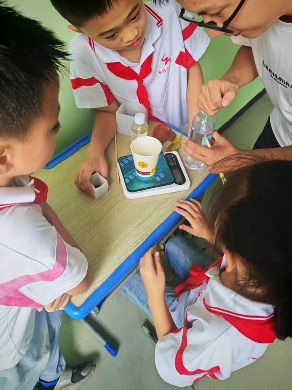 巧手封存自然之美 科创点亮少年童心——麻阳苗族自治县长河小学开展AB胶动植物标本制作科技实践活动
