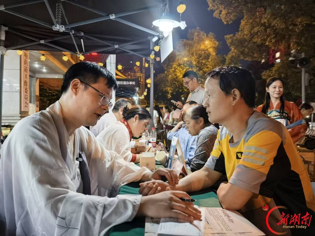 中医夜市暖民心 湖南省职防院将健康诊室搬上街头