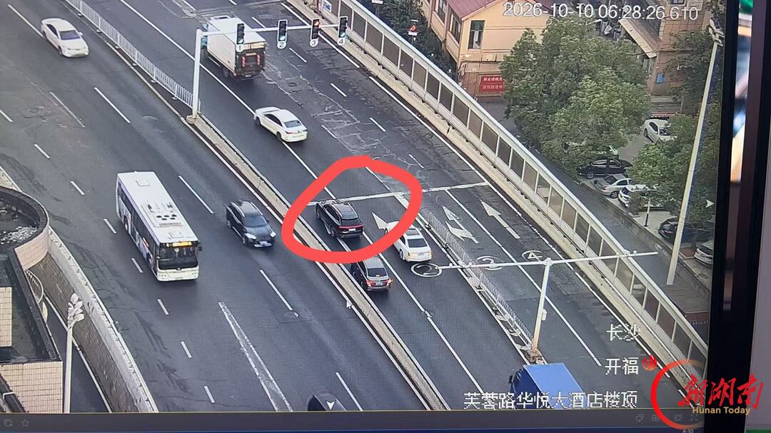 隔夜酒惹祸！司机路口等红灯酣睡，遇交警企图驾车逃离