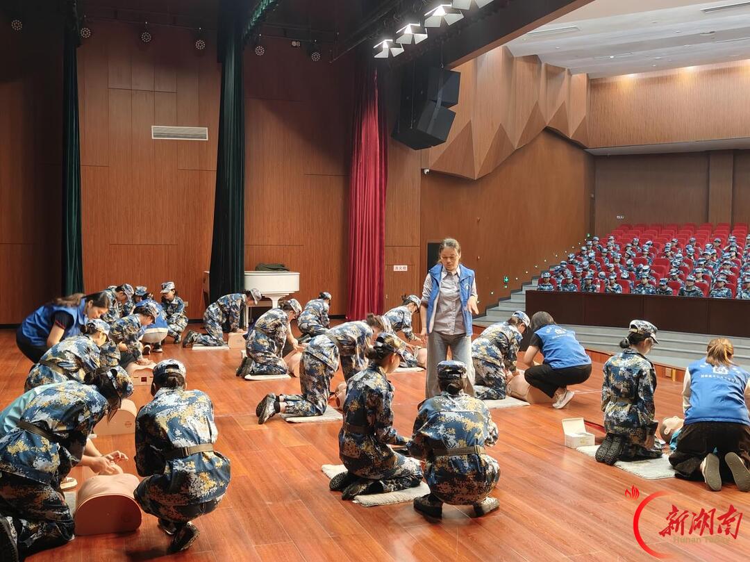 长沙市大泽湖街道社区卫生服务中心走进高校开展新生急救培训