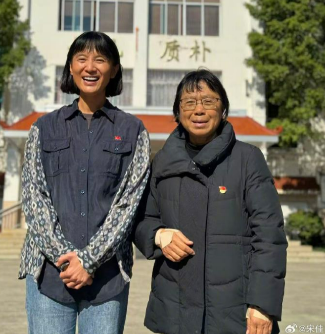 宋佳凭《山花烂漫时》张桂梅一角拿下飞天、白玉兰、金鹰“三大奖”,本人发声:演绎张桂梅是我的幸运,荣誉与赞美是恩赐,批评亦是鞭策