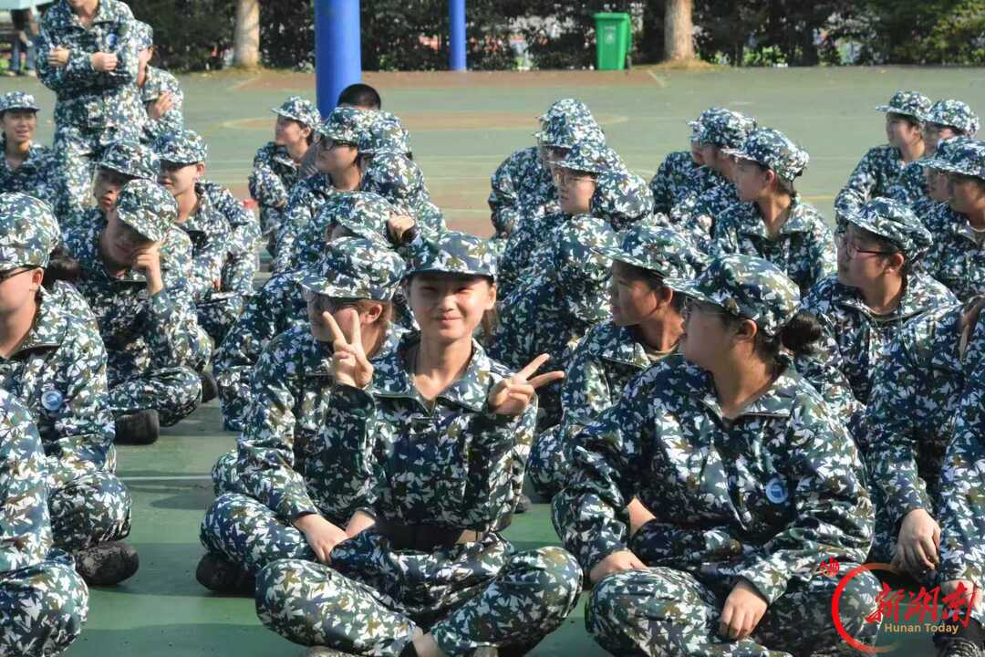 青春正步走丨雨丝作弦,夜色为幕,我们唱出大学第一个音节