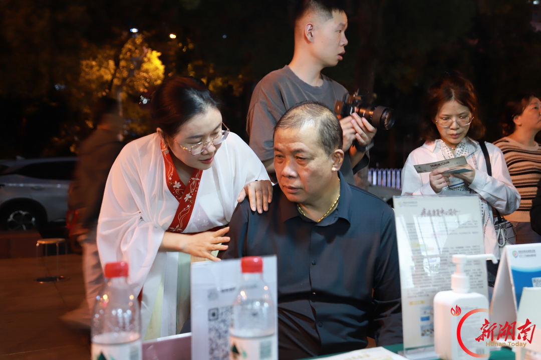中医夜市暖民心 湖南省职防院将健康诊室搬上街头