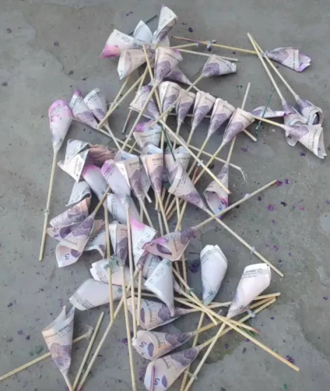 垃圾桶捡到72张5元纸币,有折叠、染色,疑似被做成花束,这钱能花吗?