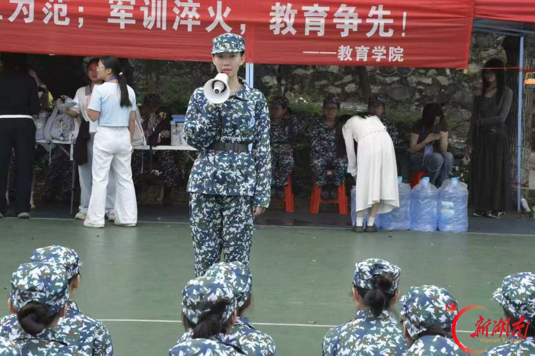 青春正步走丨雨丝作弦,夜色为幕,我们唱出大学第一个音节