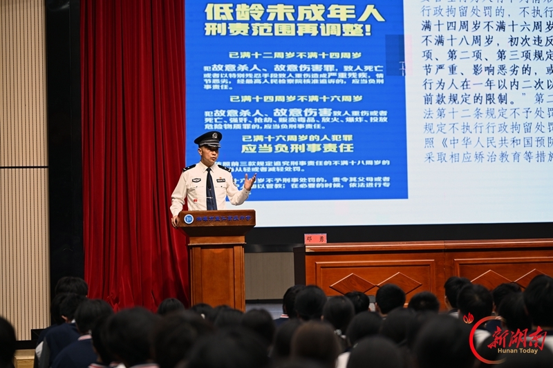 夜访校园话平安 普法宣讲入人心