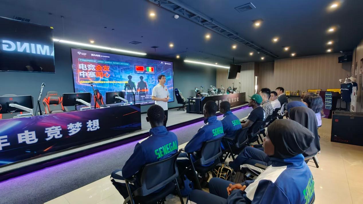 拳手打电竞!塞内加尔国家拳击队走进湖南体育职院体验数字体育训练