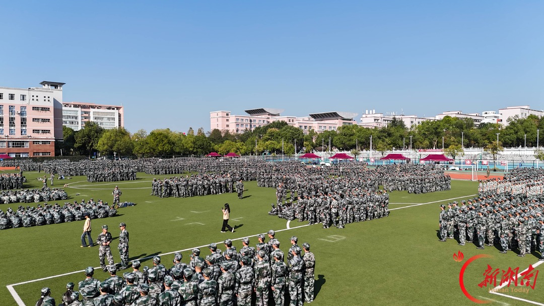 青春正步走丨既有温度又有力度!这场军训,迷彩青春站上“C位”
