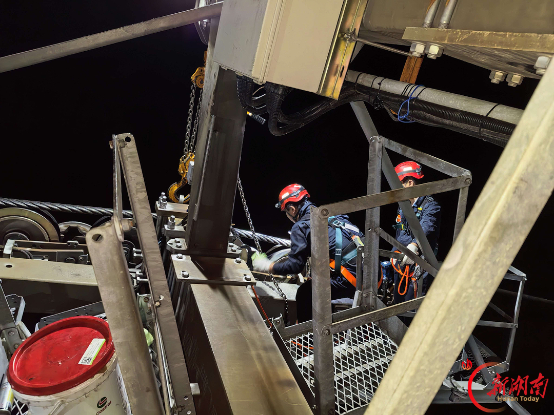 张家界国家森林公园：天子山索道“夜检”
