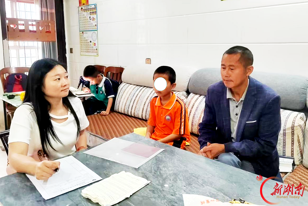 龙山县白岩书院小学:精准资助暖童心