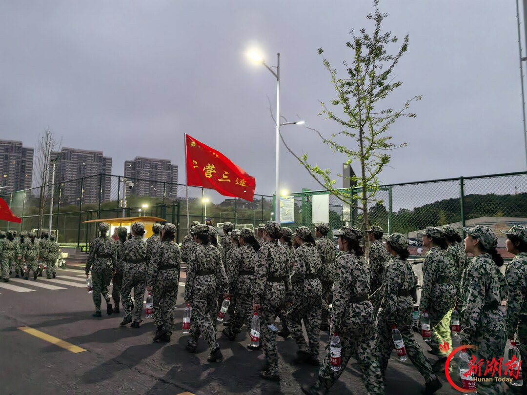 青春正步走丨立于训练场边,见证迷彩青春拔节生长