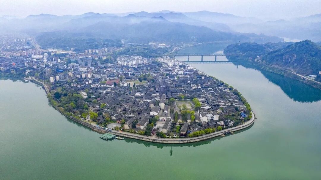 大学生组团Citywalk!挖到湖南几条宝藏老街
