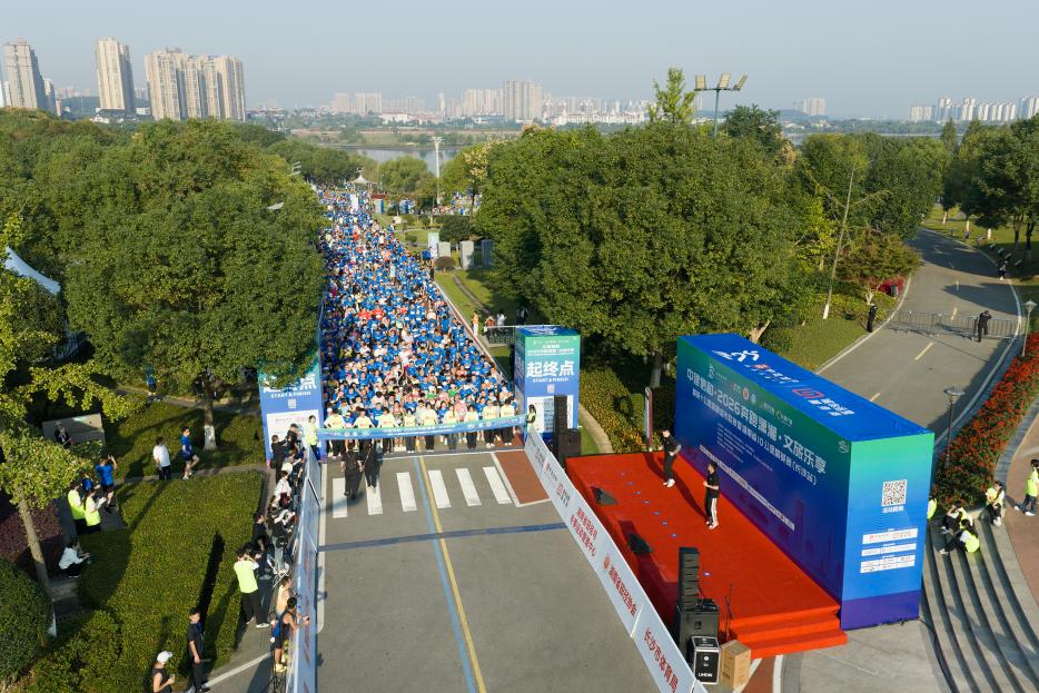 迎着湖风向前奔跑!五千跑者驰骋松雅湖赛道