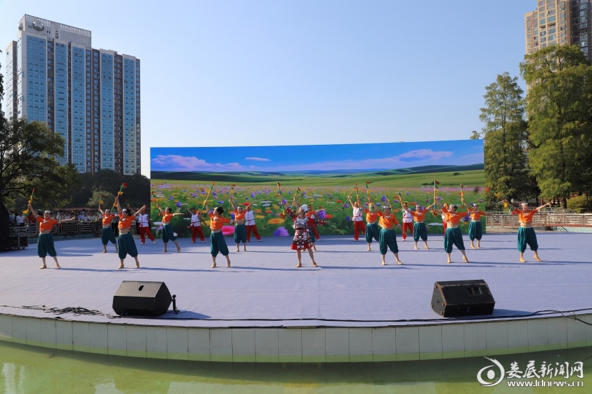 娄底新大众文艺“全民健身广场舞”,是本土的也是世界的