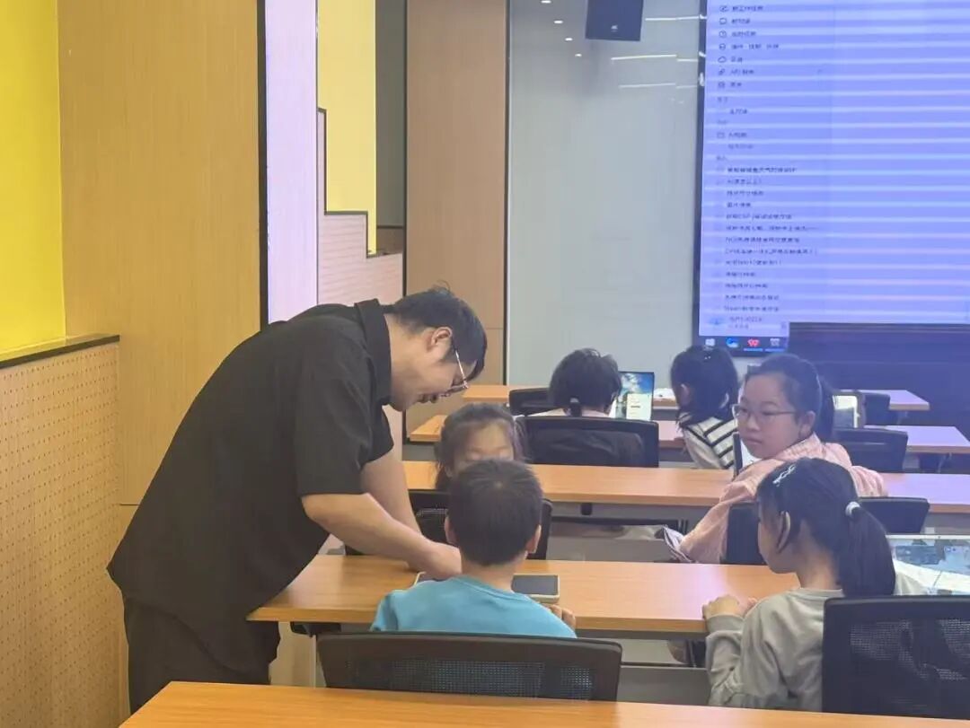 让AI素养成为每个孩子的“公共课”——2026年秋季“青趣”公益课堂AI学习力素养课程正式开课
