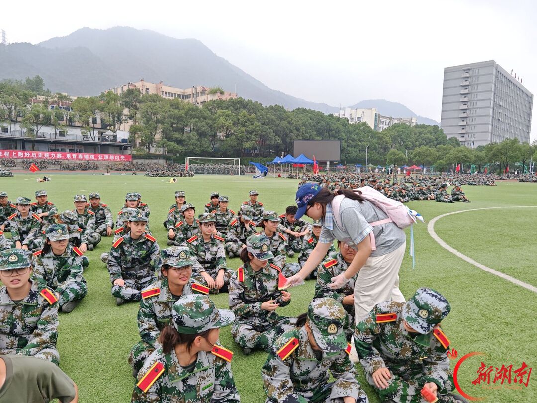 青春正步走丨军训场边的“守护者”——湘南学院文新院班代侧记