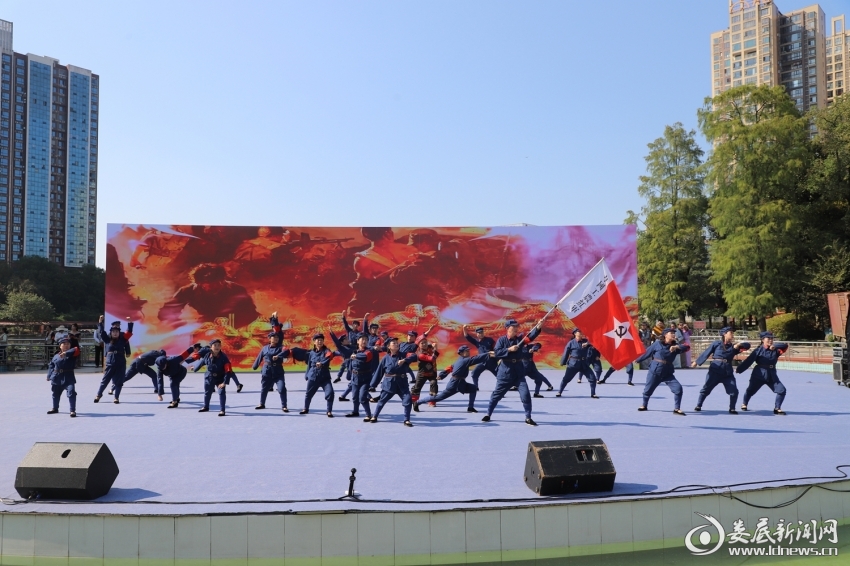 红旗一扛,花棍一甩!冷水江广场舞“红军”舞出精气神