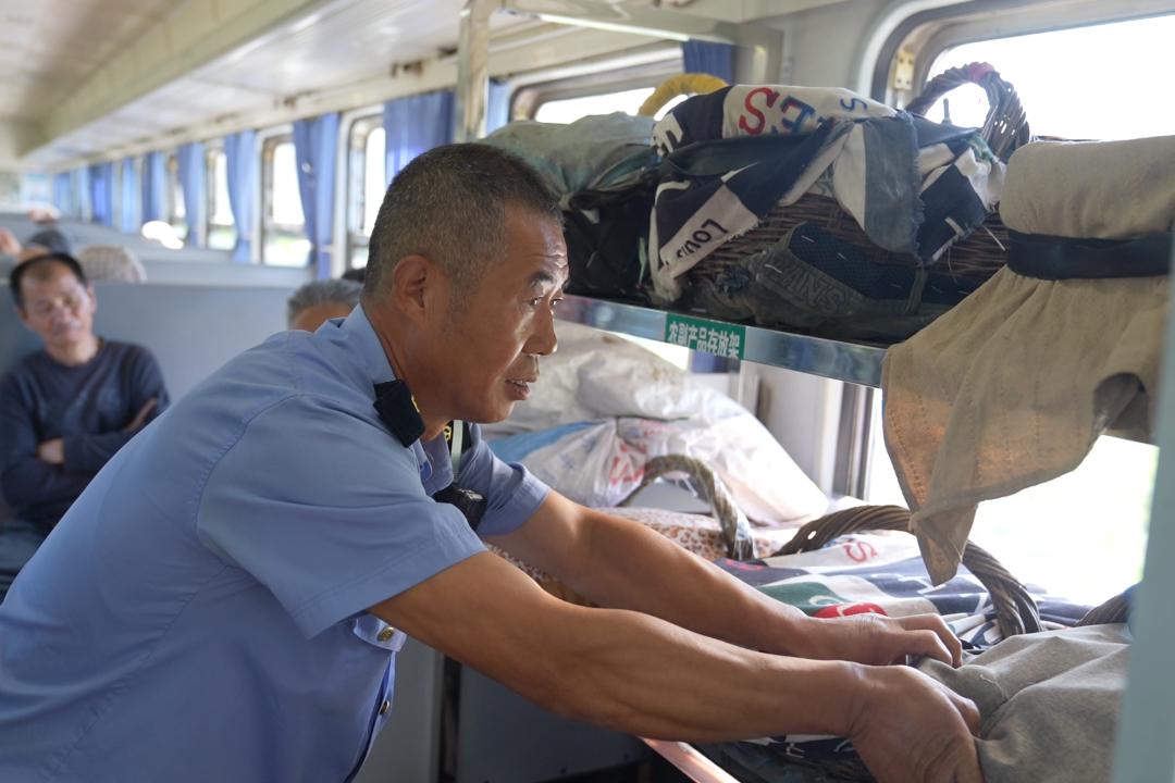 最低票价仅4元！这趟穿行燕山的慢火车，成了果农的致富专列
