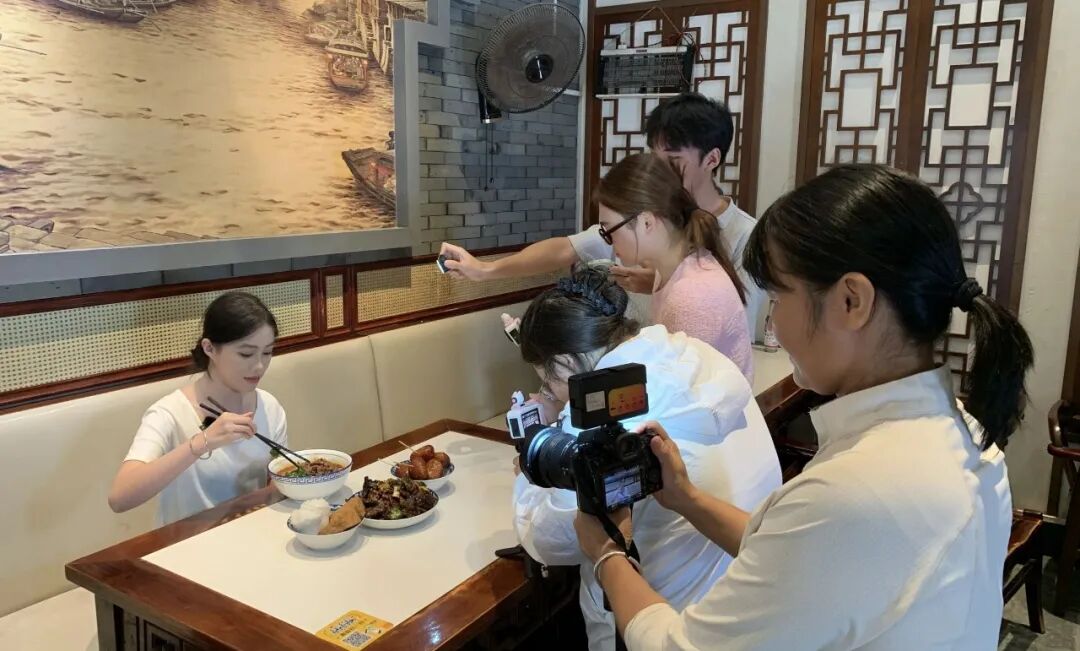 大学生组团Citywalk!挖到湖南几条宝藏老街