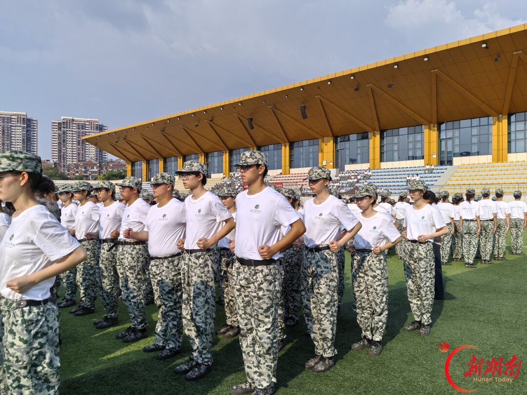 青春正步走丨立于训练场边,见证迷彩青春拔节生长