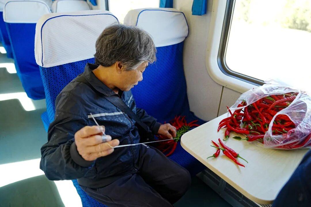 最低票价仅4元！这趟穿行燕山的慢火车，成了果农的致富专列