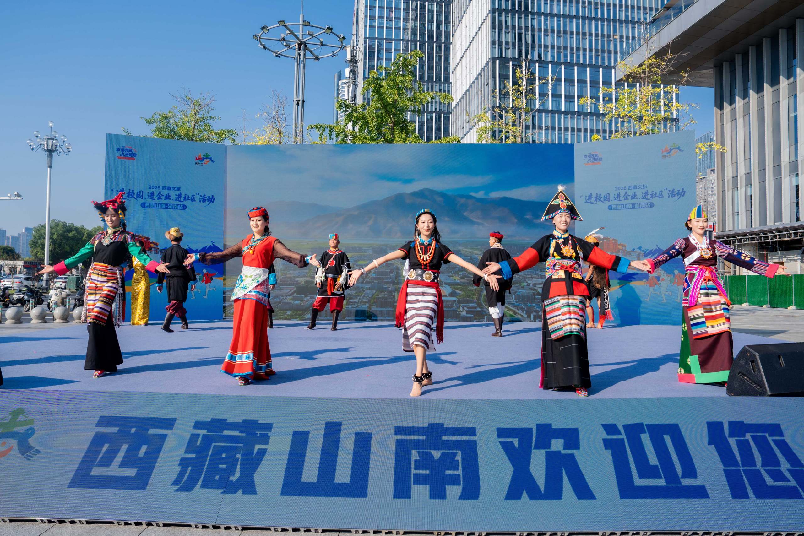 风光送到家门口 西藏文旅来长开展“三进”活动