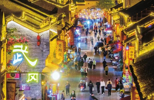 大学生组团Citywalk!挖到湖南几条宝藏老街