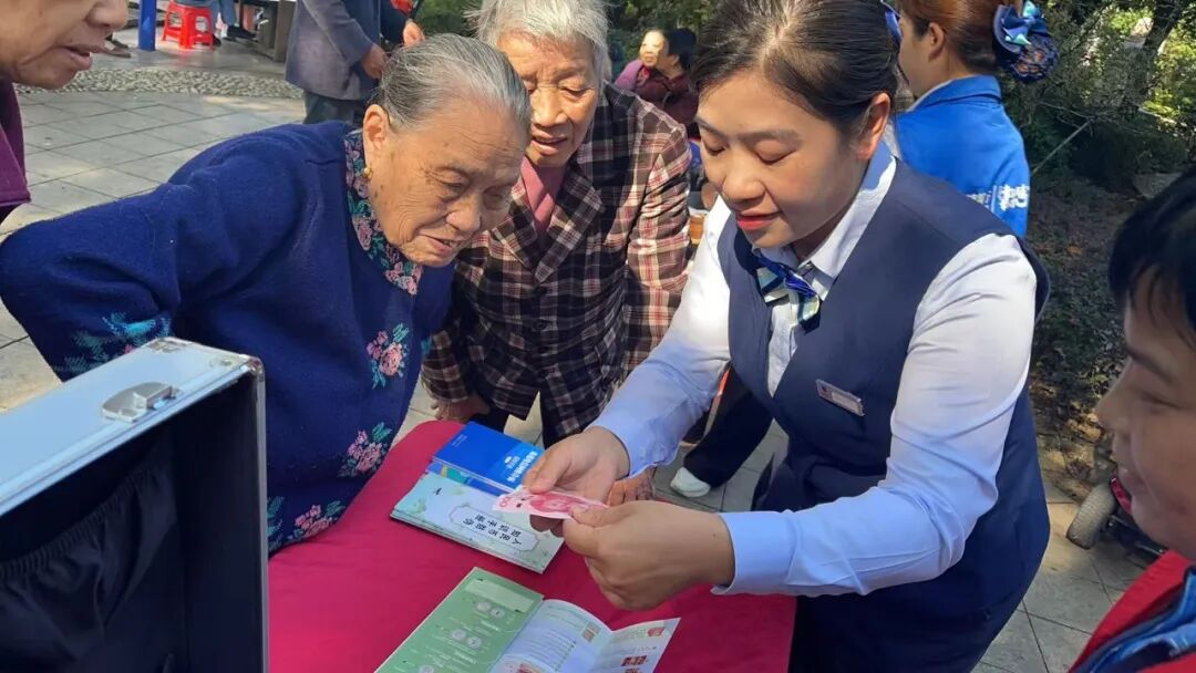 武冈迎春社区:健康义诊+金融科普 这场便民活动很暖心