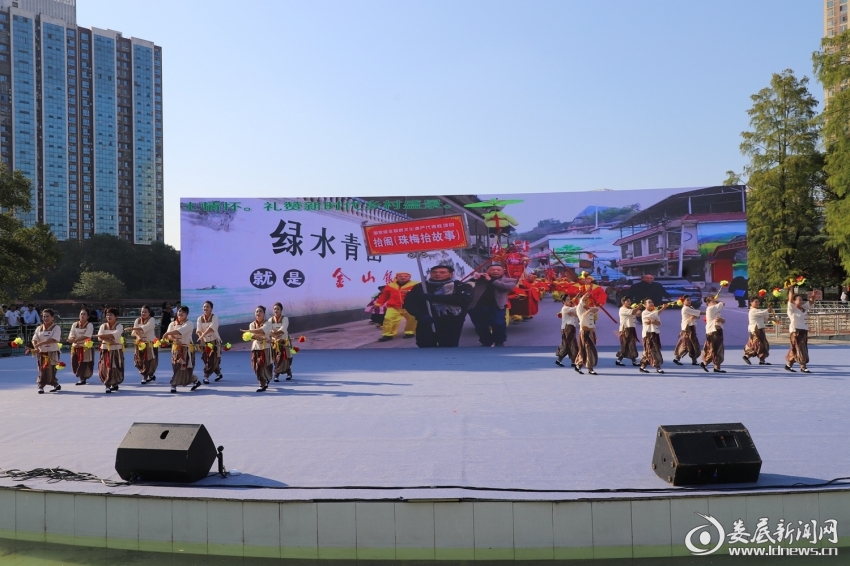 非遗“活”起来 广场舞“潮”起来