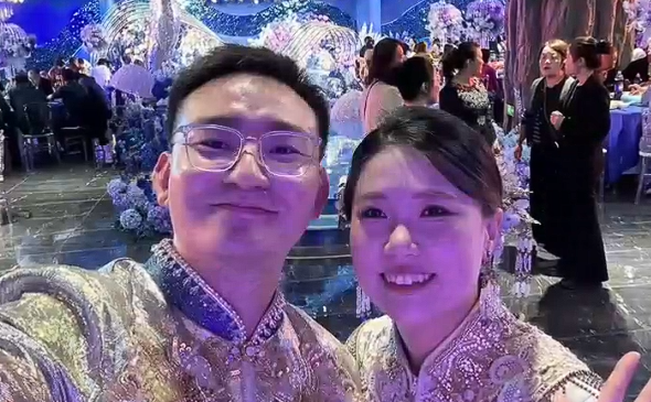 新婚夫妻用AI生成婚纱照，花费约3小时，被人看出来不觉得尴尬，新郎：跟金钱无关，两个人以后把日子过好这些都不是问题