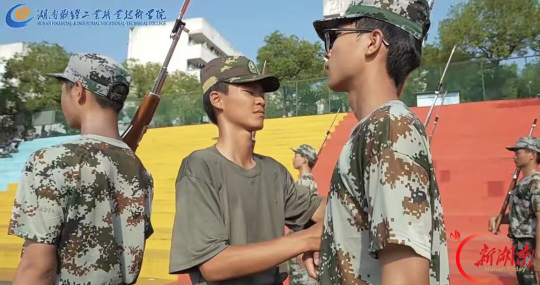青春正步走丨汗水藏成长,军训见初心