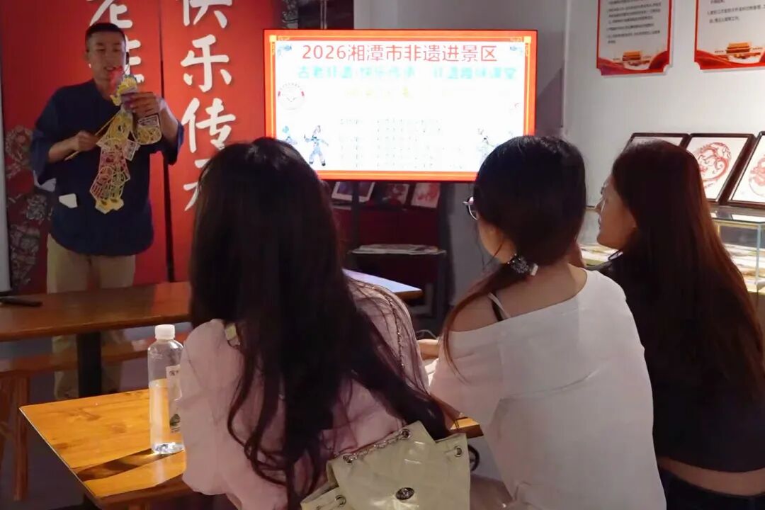 大学生组团Citywalk!挖到湖南几条宝藏老街