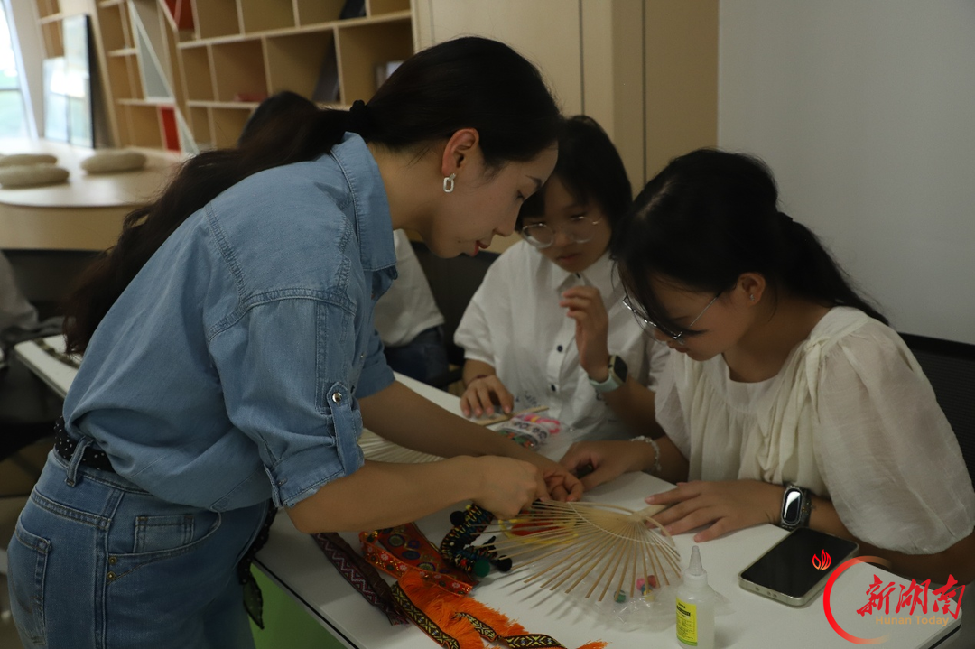 “红石榴能量站・指尖上的中华民族”活动在湘大举办