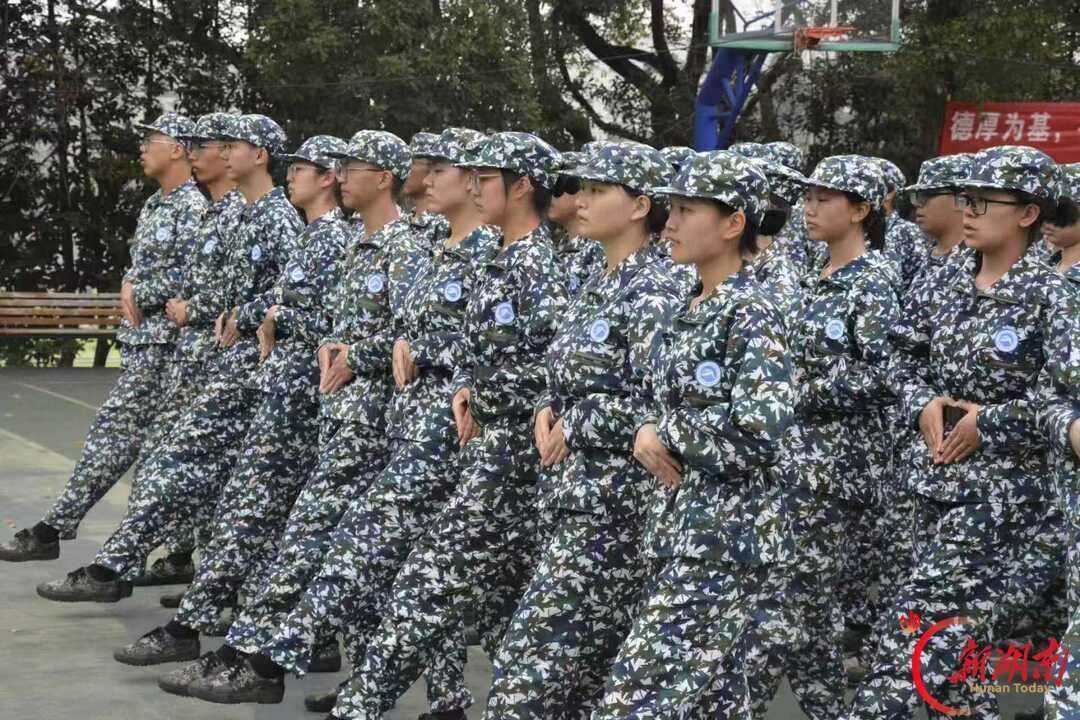 青春正步走丨迷彩接力守初心,陪伴新生赴新程