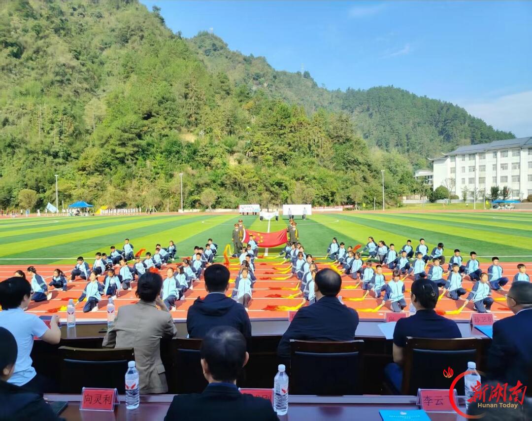 张家界市武陵源区:阳光体育强健体魄 首届三大球展少年风采