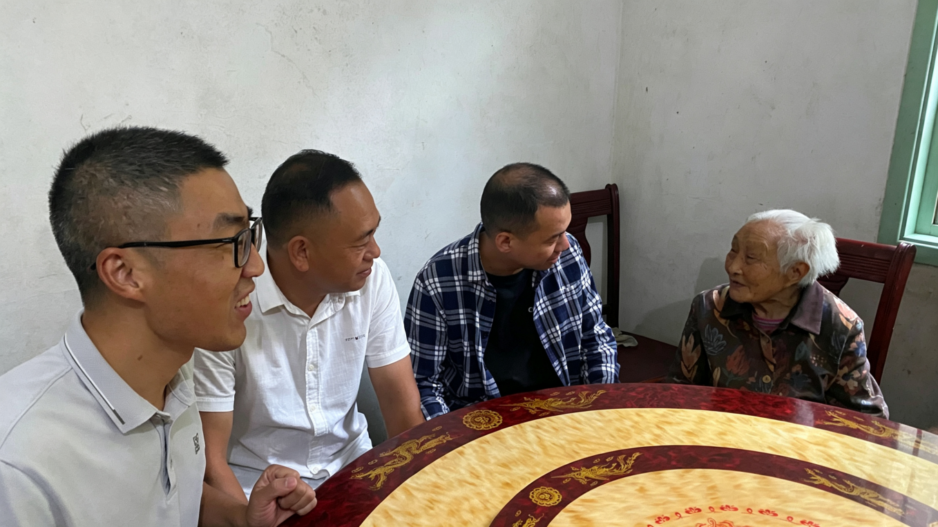 桂东寨前:百岁寿宴上门贺