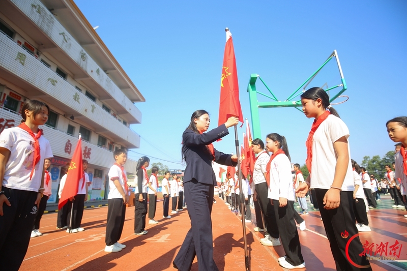 高举队旗跟党走 争当时代接班人
