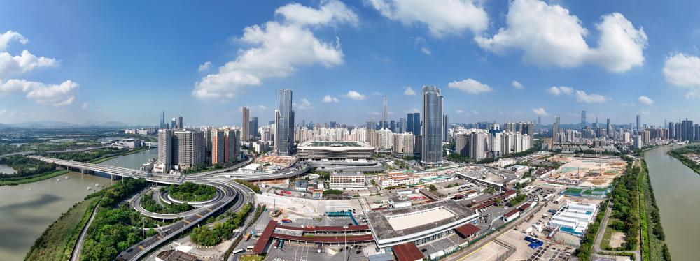 今日，重建后的皇岗口岸正式开通